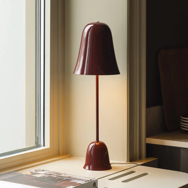 tafellamp Blåklockan, hoogte 56 cm fra Globen Lighting i Wijnrood – produktbillede