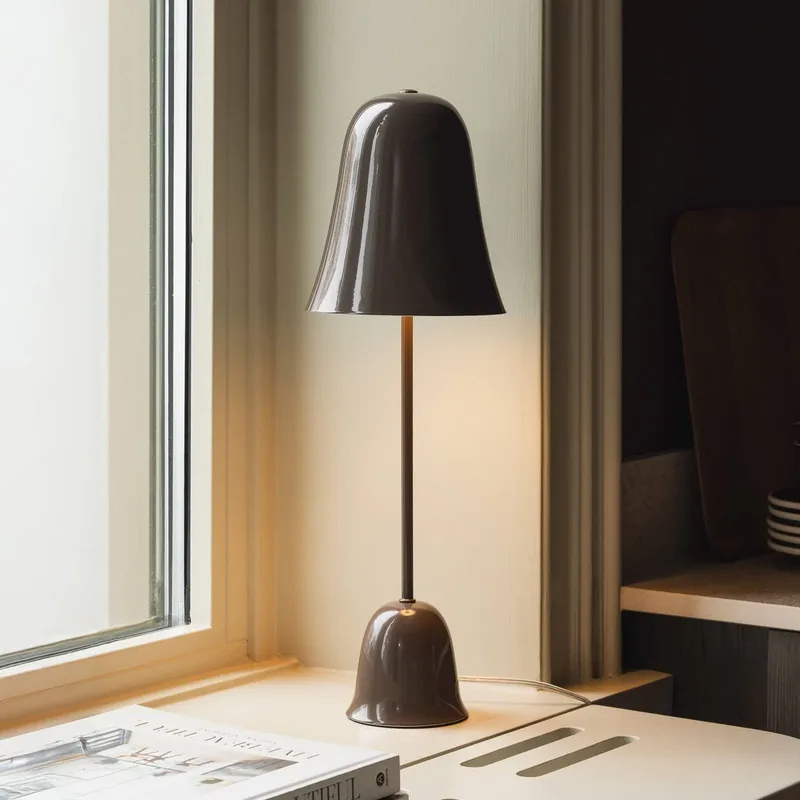 tafellamp Blåklockan, mokkabruin, hoogte 56 cm van Globen Lighting in Mokka-bruin – productfoto