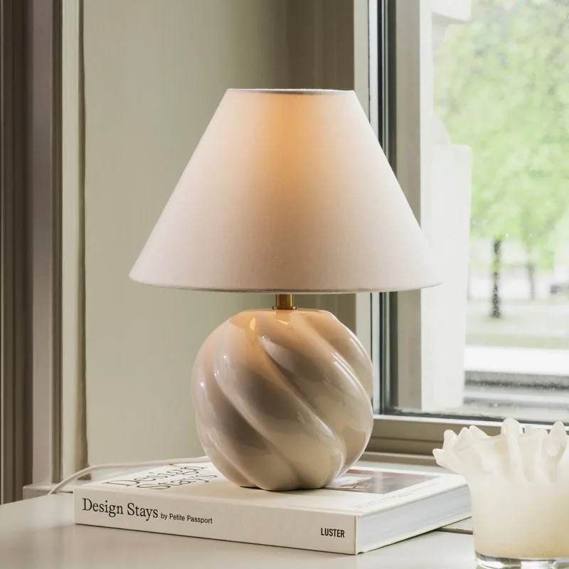 tafellamp DAHLIA, beige/beige, hoogte 31 cm van Globen Lighting in Beige – productfoto