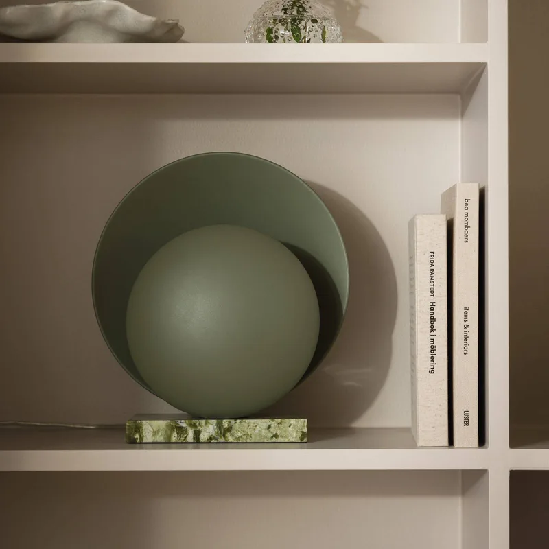 tafellamp ORBIT, groen, marmer, hoogte 32 cm fra Globen Lighting i Mosgroen – produktbillede