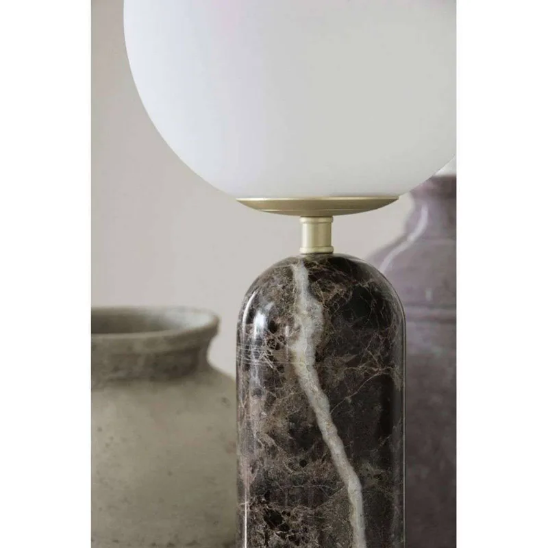 tafellamp Torrano, bruin, hoogte 53 cm från Globen Lighting i Bruin gemarmerd, Vit, Geborsteld messing – produktbild