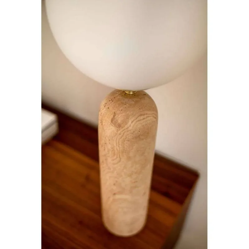 tafellamp Torrano Hoogte 53 cm Travertijn van Globen Lighting in Beige, Wit, Geborsteld messing – productfoto