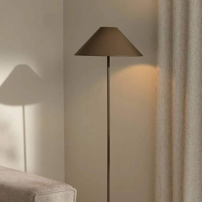 vloerlamp Cannes, bruin, metaal, 140 cm fra Globen Lighting i Mocha – produktbillede