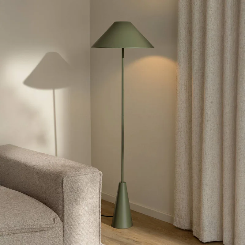 vloerlamp Cannes, groen, metaal, 140 cm fra Globen Lighting i Mosgroen – produktbillede