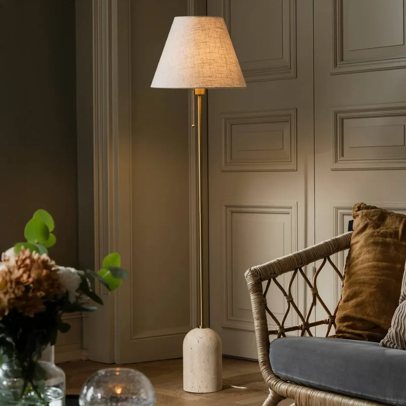 vloerlamp Gino, voet travertin, beige, 145 cm fra Globen Lighting i Beige, Messing – produktbillede