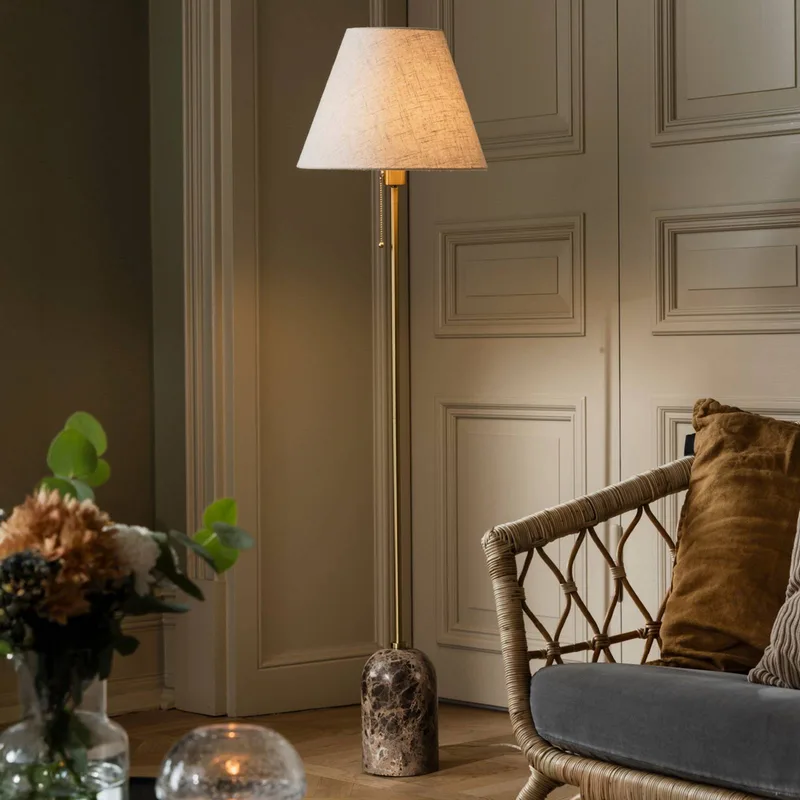 vloerlamp Gino, voet van marmer, beige, 145 cm fra Globen Lighting i Beige, Bruin gemarmerd, Messing – produktbillede
