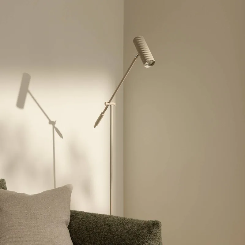 vloerlamp Hubble READ, metaal fra Globen Lighting i Beige – produktbillede