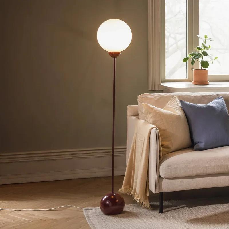 vloerlamp Ripley, bordeauxrood glas 144 cm van Globen Lighting in Wit, Bordeauxrood – productfoto