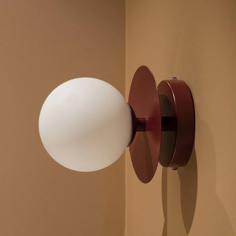 wandlamp ART DECO bordeauxrood/wit Ø16cm IP44 van Globen Lighting in Bordeauxrood, Wit – productfoto