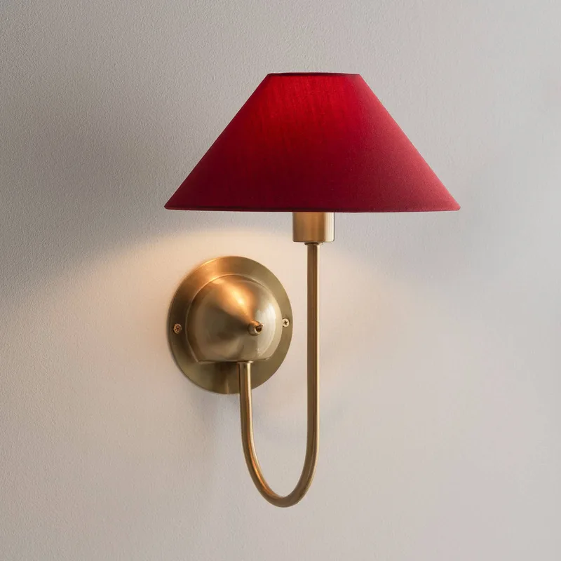 wandlamp IRIS, bordeauxrood, hoogte 32 cm de Globen Lighting en Bordeauxrood, Geborsteld messing – photo du produit