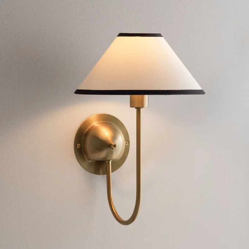 wandlamp IRIS, crèmekleurig, hoogte 32 cm från Globen Lighting i Kräm, Geborsteld messing – produktbild