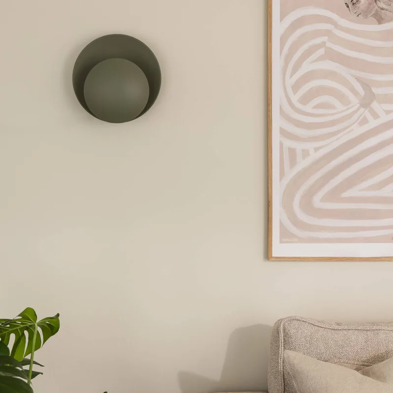 wandlamp ORBIT, groen, metaal, Ø 30 cm van Globen Lighting in Mosgroen – productfoto