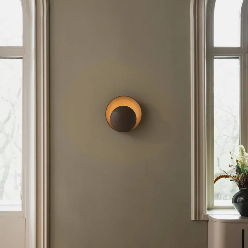 wandlamp ORBIT, Ø 30 cm, stekker van Globen Lighting in Bruin – productfoto