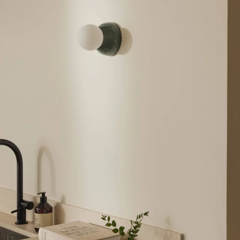 wandlamp Torrano, groen, Ø 13 cm, IP44 från Globen Lighting i Vit, Mörkgrön – produktbild