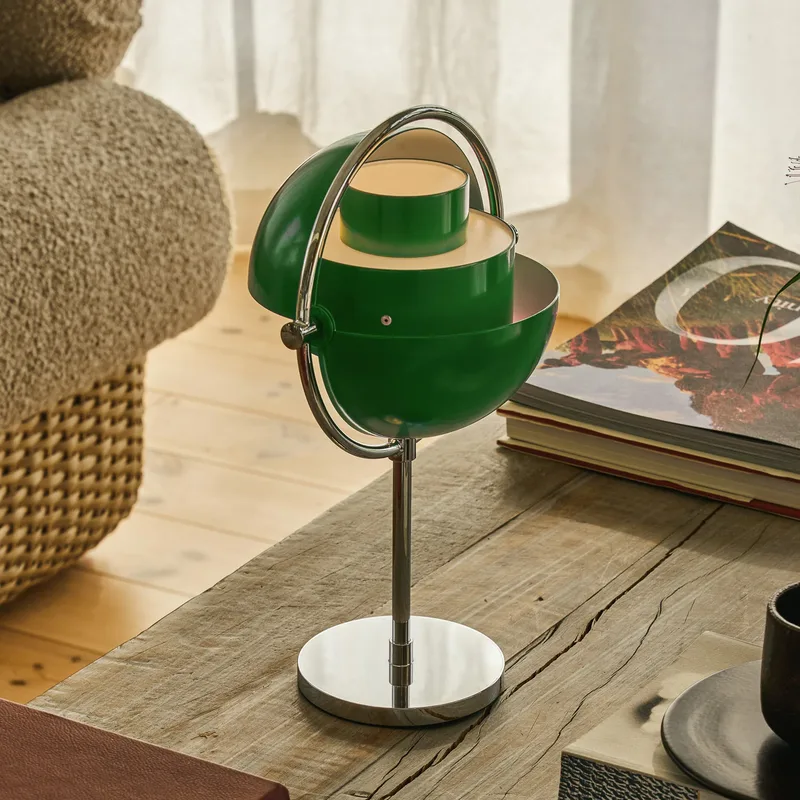 Multi-Lite Portable tafellamp, chroom/groen, 30 cm - Gubi - Woonkamer - Designer - Metaal - Met lampenkap von GUBI – Produktfoto