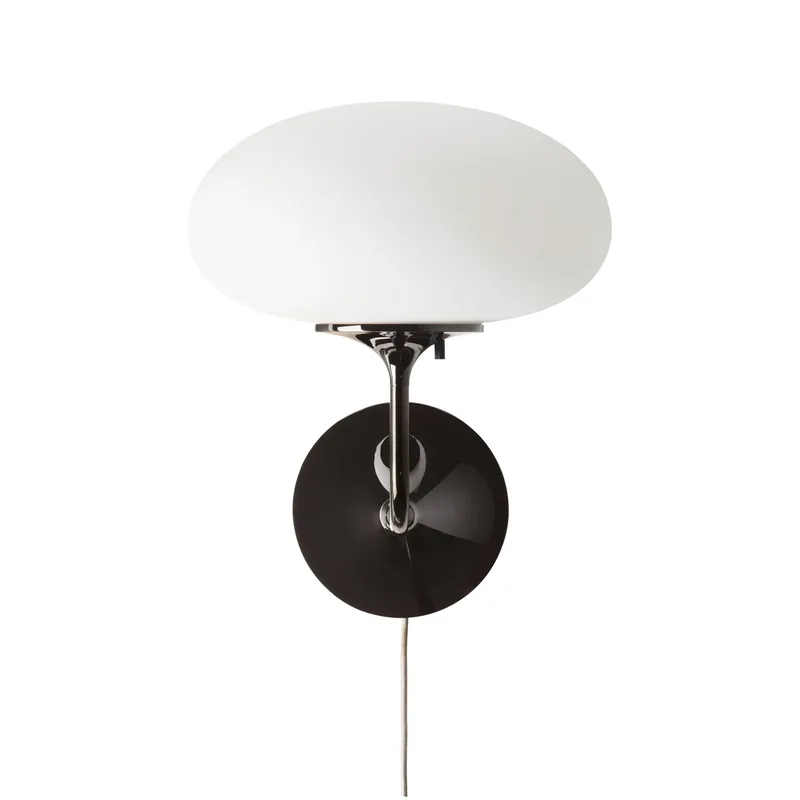 Stemlite Wandleuchte Schwarz chrom-Milchglas van GUBI – productfoto