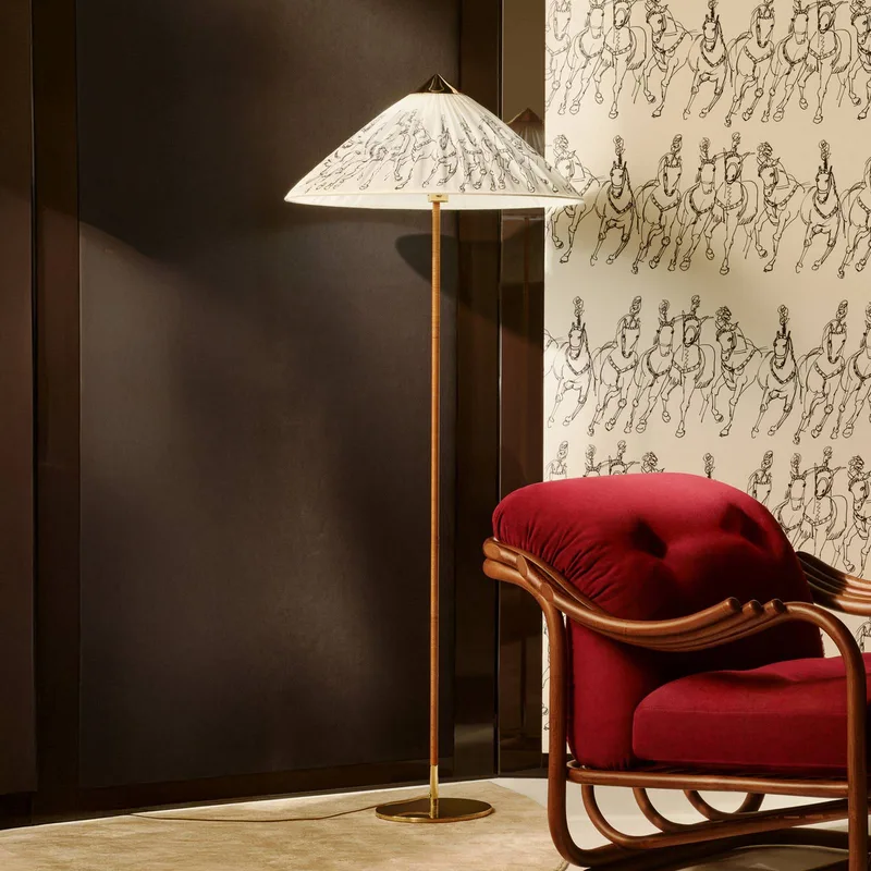 vloerlamp 9602 Garro Éditions Henry Moore, textiel von GUBI in Wit, bruin, messing – Produktfoto