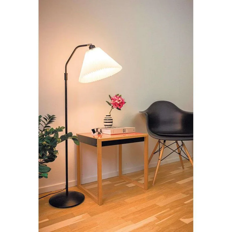 Berlin Vloerlamp Antique Brass von Halo Design – Produktfoto