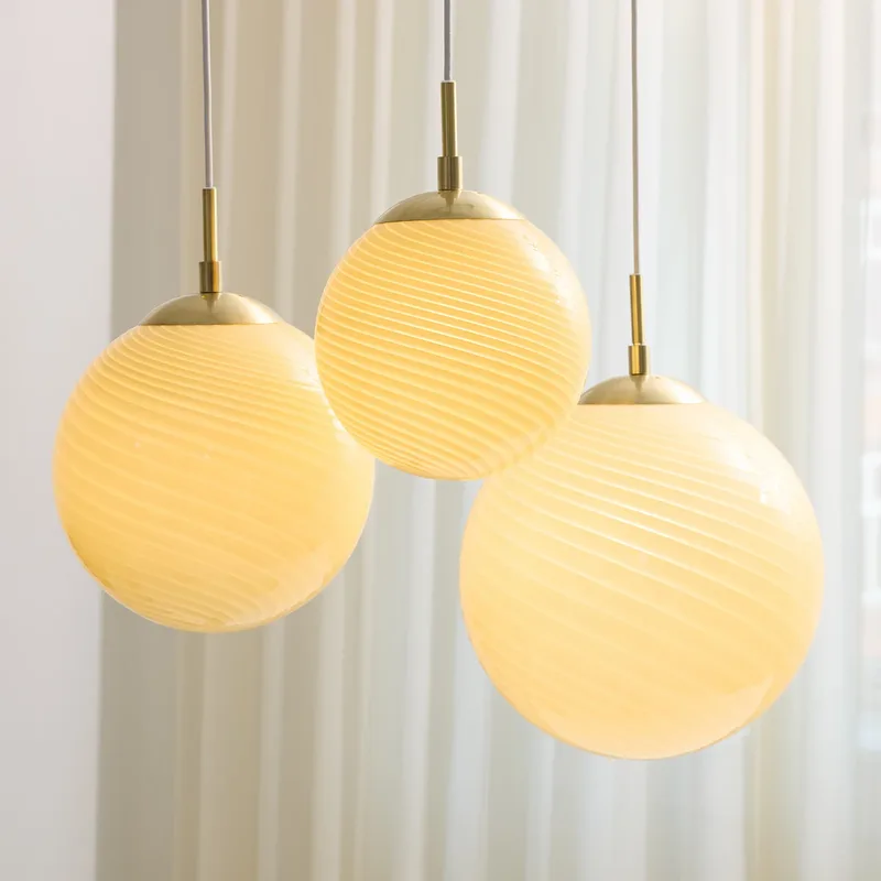 CANDY BALL hanglamp crème/oud messing Ø 20 cm de Halo Design – photo du produit