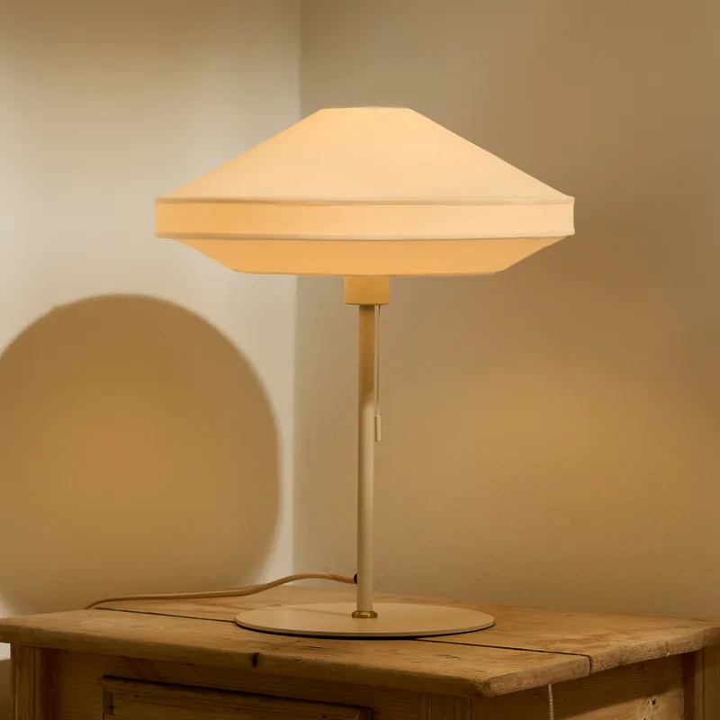 PARIS SOFT tafellamp, crèmekleurig textiel, hoogte 50 cm från Halo Design – produktbild