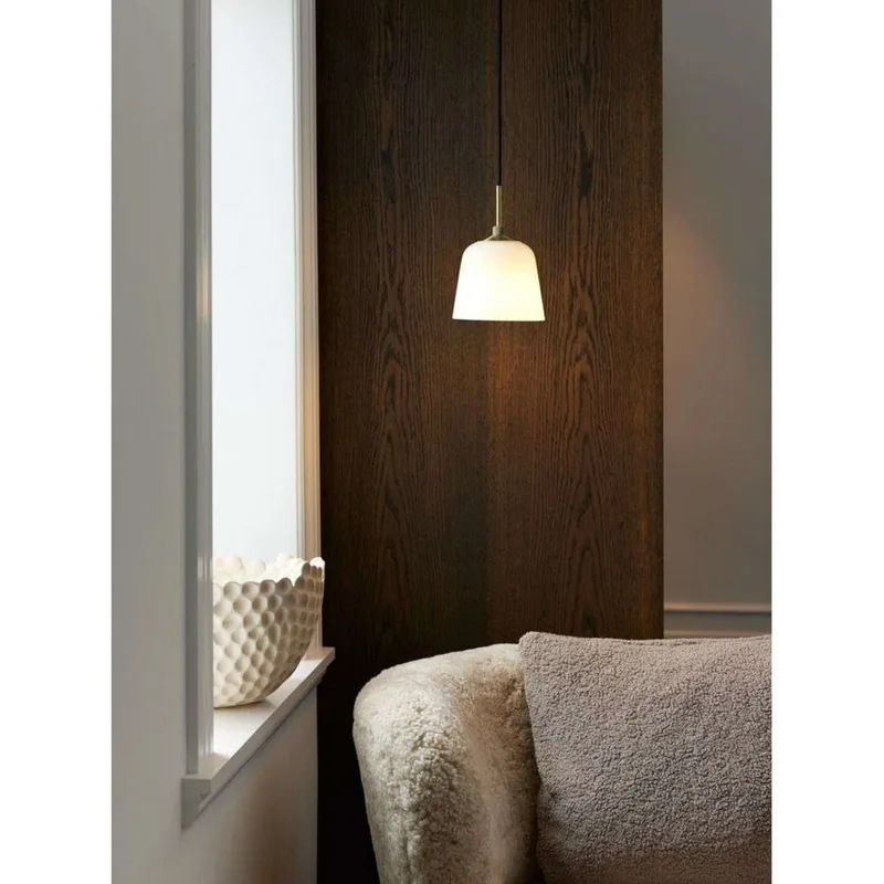 Room 49 Hanglamp Ø15 Antique Brass/Opal von Halo Design – Produktfoto