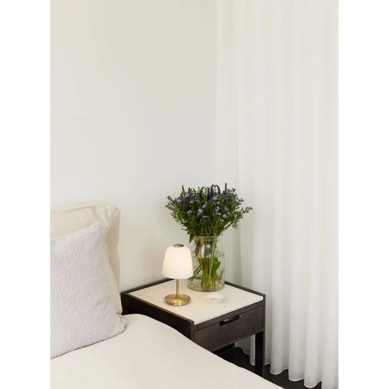 Room 49 Portable Tafellamp Antique Brass/Opal från Halo Design – produktbild