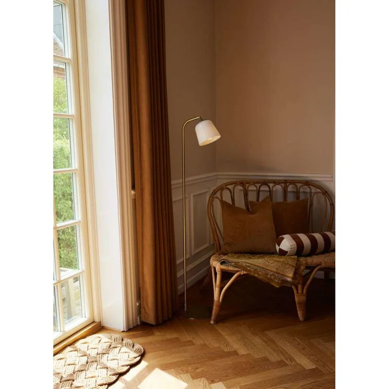 Room 49 Vloerlamp Ø15 Antique Brass/Opal från Halo Design – produktbild