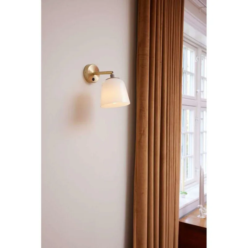 Room 49 Wandlamp Antique Brass/Opal från Halo Design – produktbild