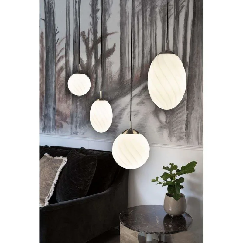 Twist Egg Hanglamp Ø25 Opal/Black von Halo Design – Produktfoto