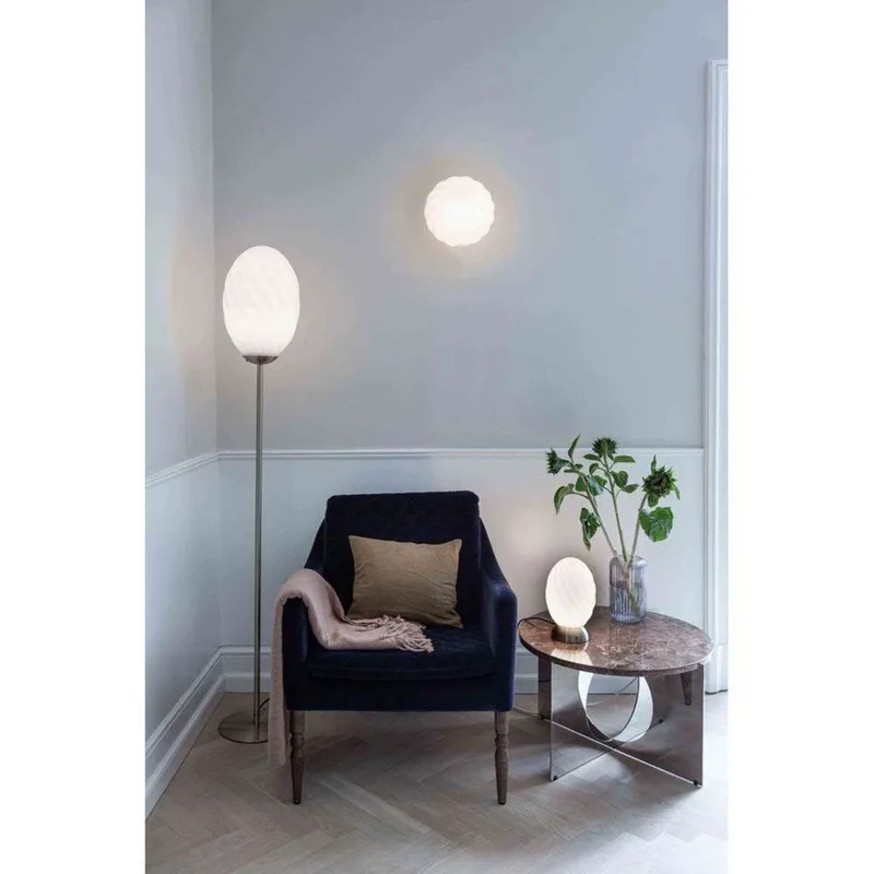Twist Wand-/Plafondlamp Opal/Antique Brass von Halo Design – Produktfoto
