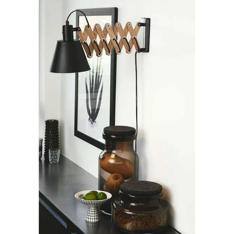 Vintage wandlamp, zwart/hout, stekker van Halo Design – productfoto