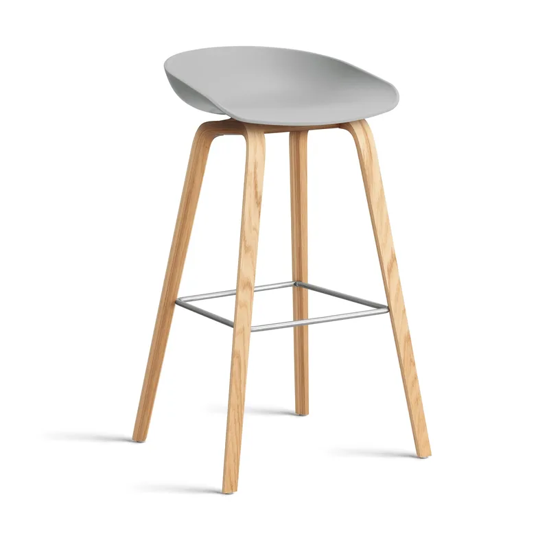 About a Stool 32 High Barhocker lackiertes Eichen­gestell 2.0 Concrete grey-Edelstahlstütze fra HAY – produktbillede