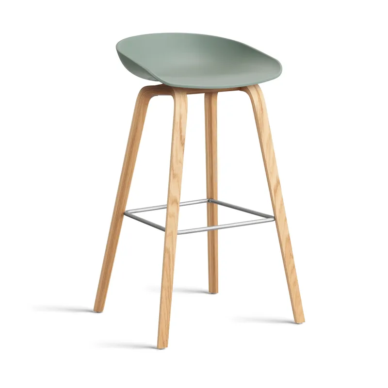 About a Stool 32 High Barhocker lackiertes Eichen­gestell 2.0 Fall green-Edelstahlstütze fra HAY – produktbillede
