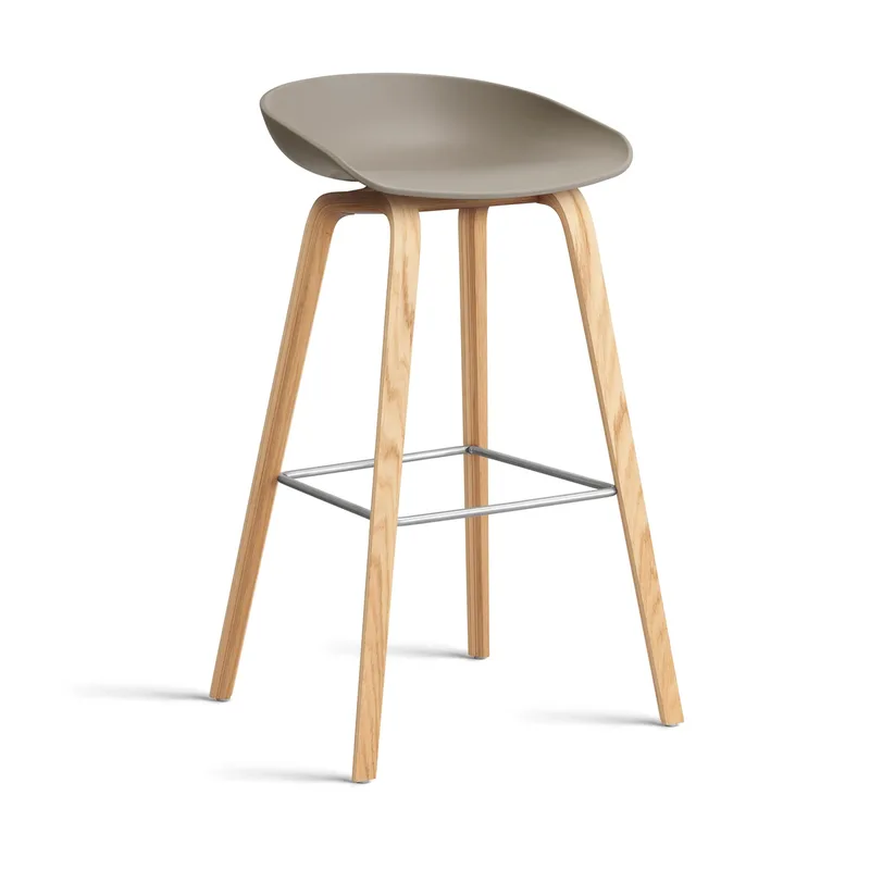 About a Stool 32 High Barhocker lackiertes Eichen­gestell 2.0 Khaki-Edelstahlstütze från HAY – produktbild