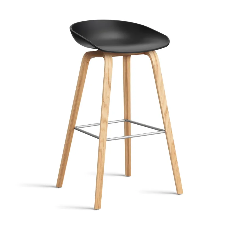 About a Stool 32 High Barhocker lackiertes Eichen­gestell 2.0 Schwarz-Edelstahlstütze by HAY – product photo