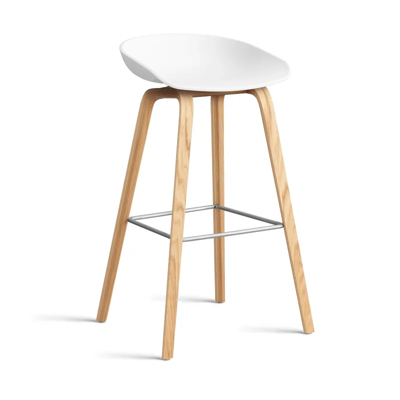 About a Stool 32 High Barhocker lackiertes Eichen­gestell 2.0 Weiß-Edelstahlstütze fra HAY – produktbillede