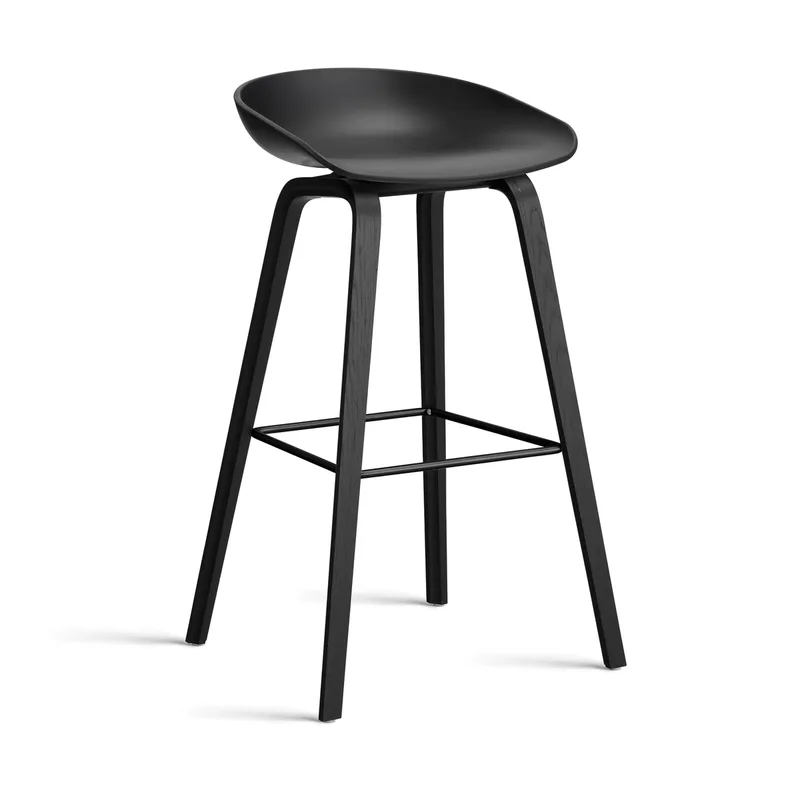 About a Stool 32 High Barhocker schwarzes Eichen­gestell 2.0 Schwarz-schwarz Stahlstütze by HAY – product photo