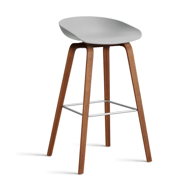 About a Stool 32 High Barhocker Walnussgestell 2.0 Concrete grey-Edelstahlstütze fra HAY – produktbillede