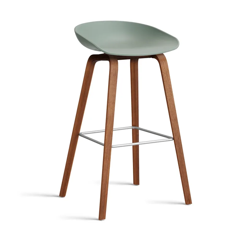 About a Stool 32 High Barhocker Walnussgestell 2.0 Fall green-Edelstahlstütze fra HAY – produktbillede