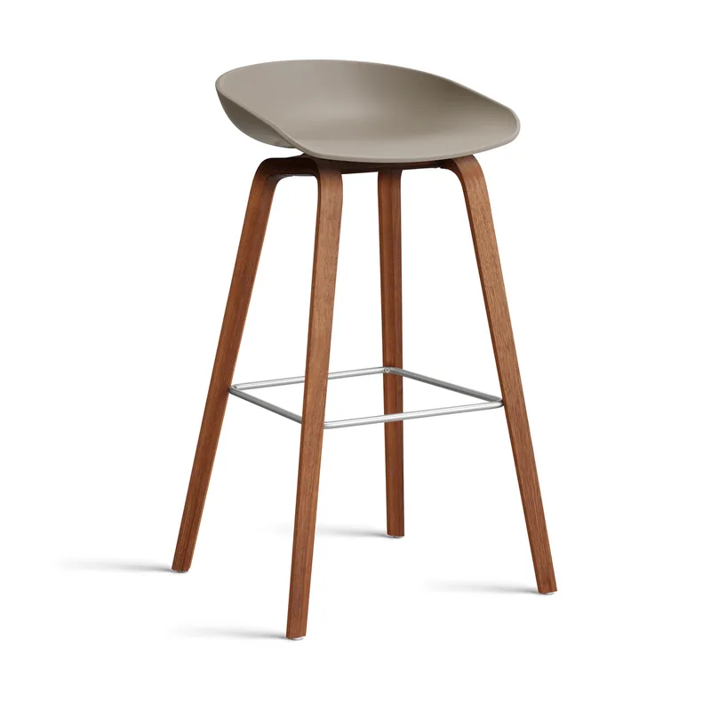 About a Stool 32 High Barhocker Walnussgestell 2.0 Khaki-Edelstahlstütze van HAY – productfoto