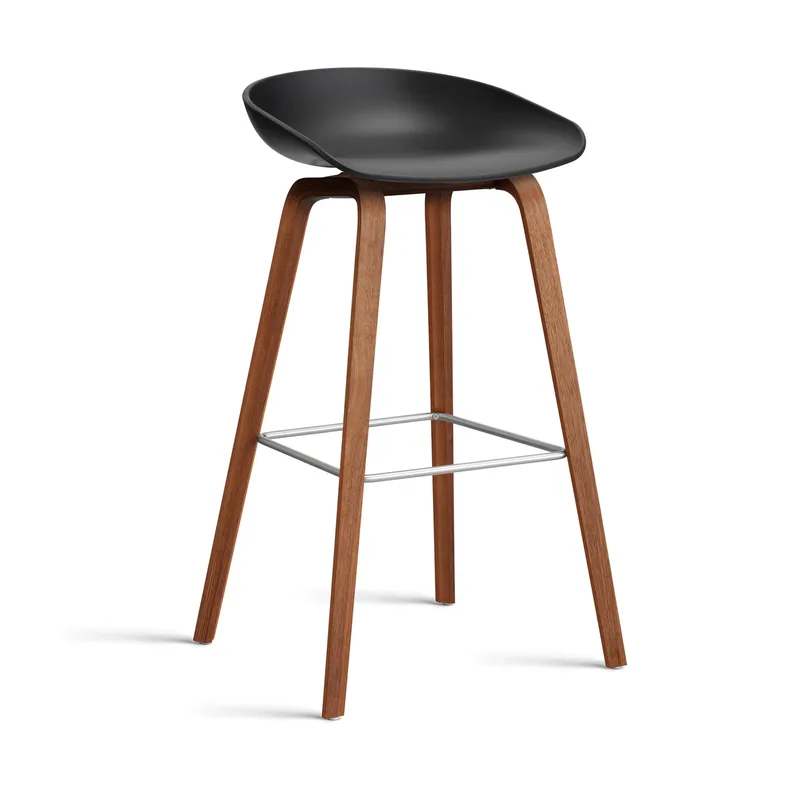 About a Stool 32 High Barhocker Walnussgestell 2.0 Schwarz-Edelstahlstütze fra HAY – produktbillede