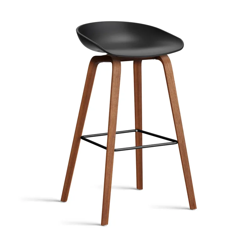About a Stool 32 High Barhocker Walnussgestell 2.0 Schwarz-schwarz Stahlstütze fra HAY – produktbillede