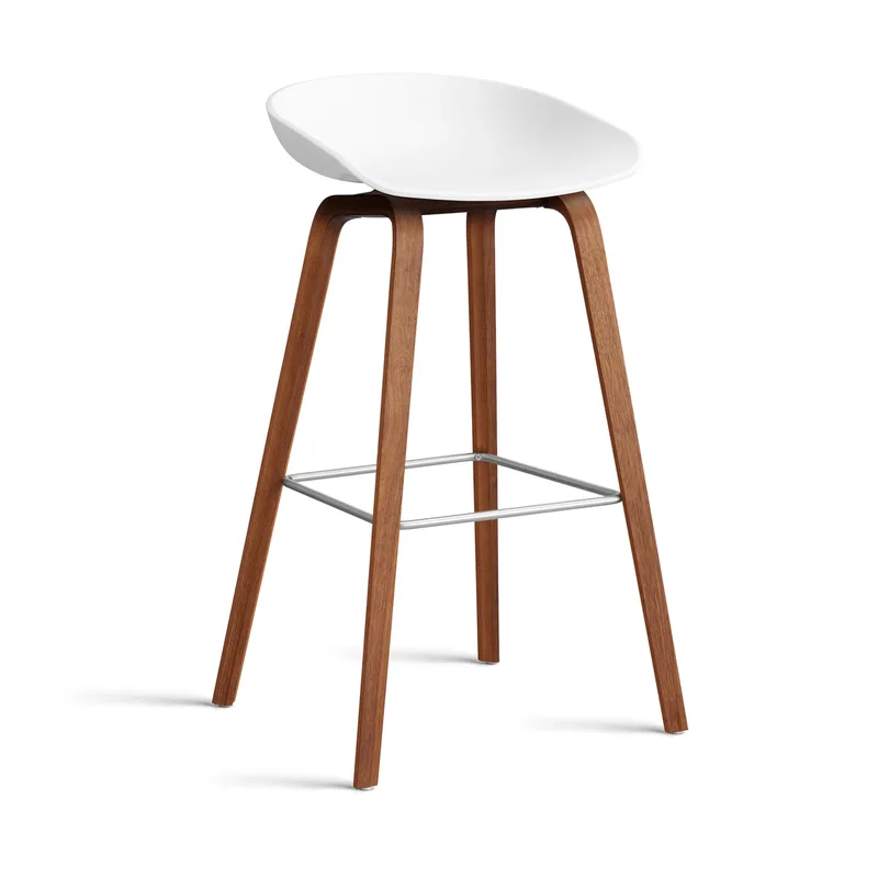 About a Stool 32 High Barhocker Walnussgestell 2.0 Weiß-Edelstahlstütze fra HAY – produktbillede