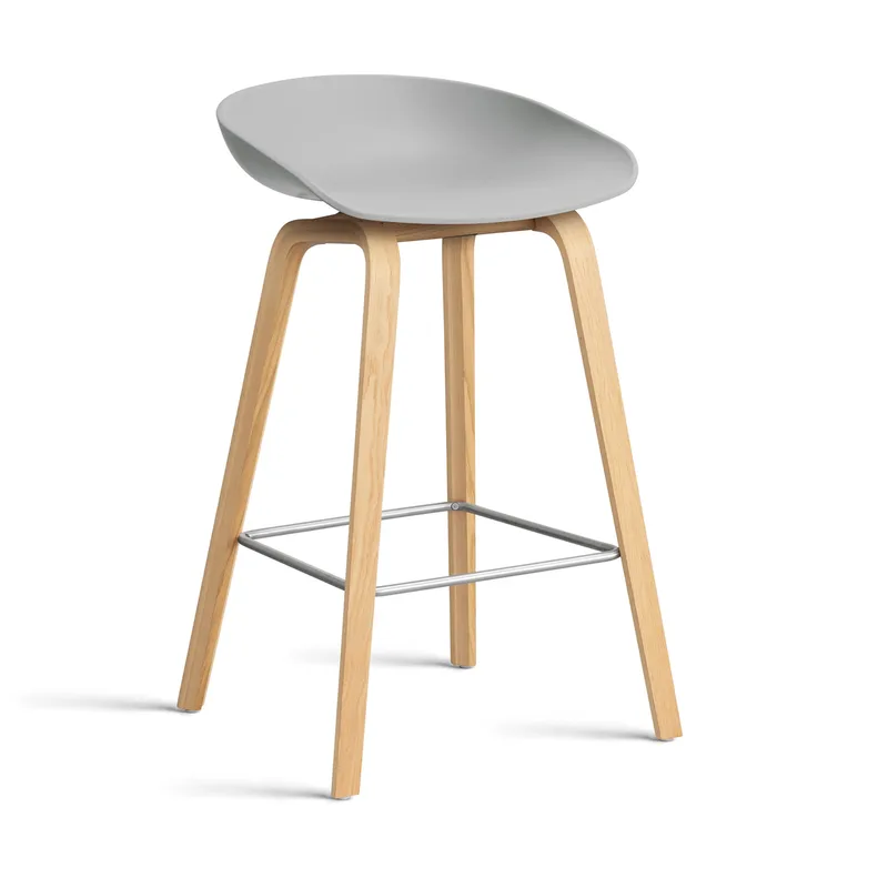 About a Stool 32 Low Barhocker lackiertes Eichengestell 2.0 Concrete grey-Edelstahlstütze by HAY – product photo