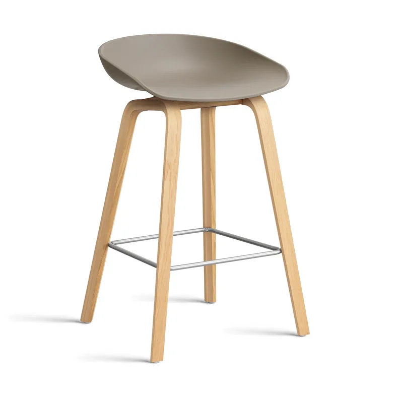 About a Stool 32 Low Barhocker lackiertes Eichengestell 2.0 Khaki-Edelstahlstütze från HAY – produktbild