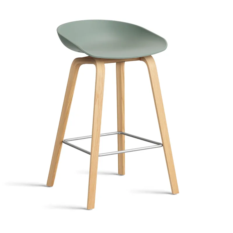 About a Stool 32 Low Barhocker lackiertes Eichengestell 2.0 Fall green-Edelstahlstütze by HAY – product photo