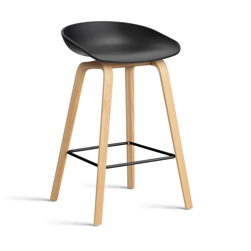 About a Stool 32 Low Barhocker lackiertes Eichengestell 2.0 Schwarz-schwarz Stahlstütze från HAY – produktbild