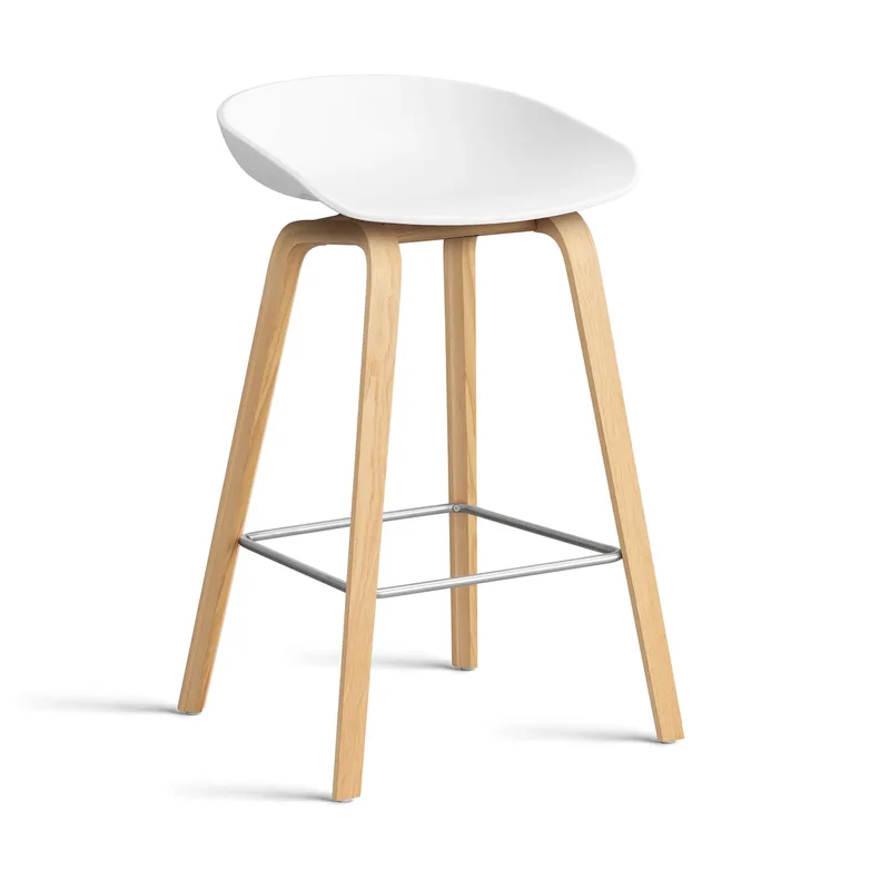 About a Stool 32 Low Barhocker lackiertes Eichengestell 2.0 Weiß-Edelstahlstütze från HAY – produktbild