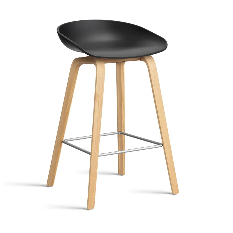 About a Stool 32 Low Barhocker lackiertes Eichengestell 2.0 Schwarz-Edelstahlstütze by HAY – product photo