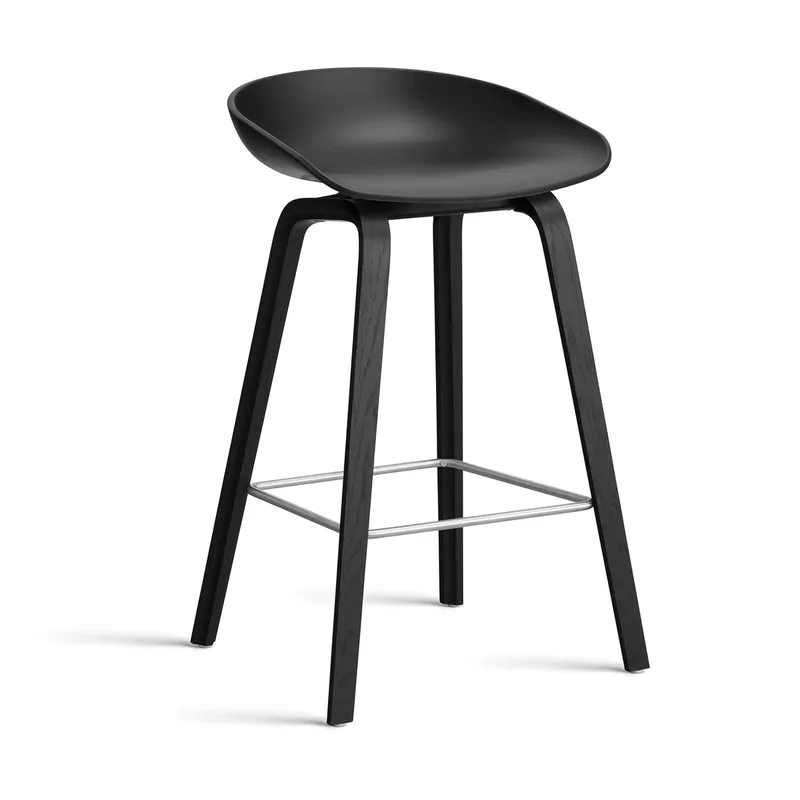 About a Stool 32 Low Barhocker schwarzes Eichen­gestell 2.0 Schwarz-Edelstahlstütze de HAY – photo du produit